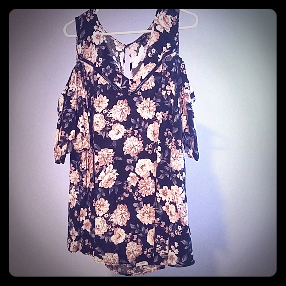 Flowy floral Torrid shirt with shoulder cut outs